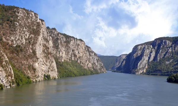 Danube river near the Serbian city of Donji Milanovac. — Stock Photo, Image