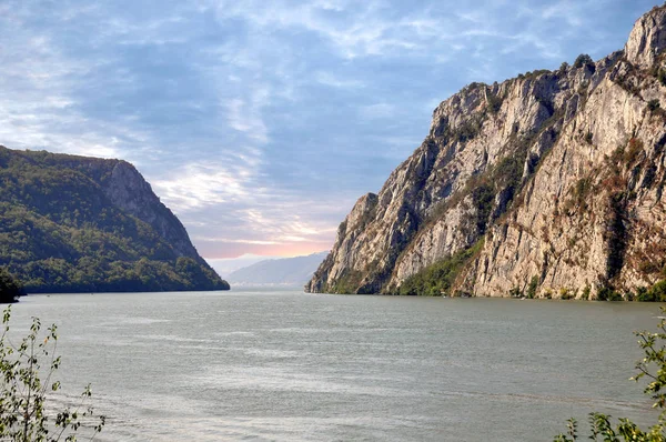 Danube river near the Serbian city of Donji Milanovac. — Stock Photo, Image