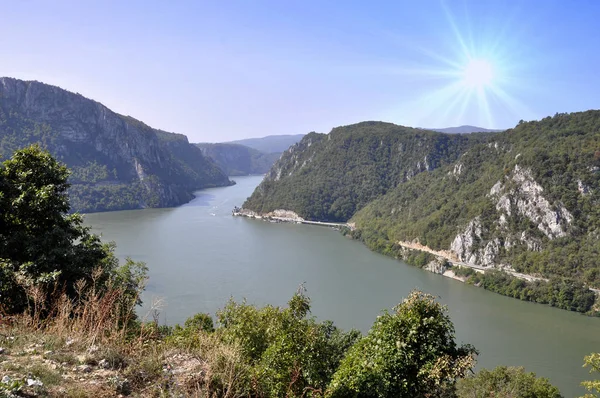 Řeka Dunaj poblíž srbského města Donji Milanovac. — Stock fotografie