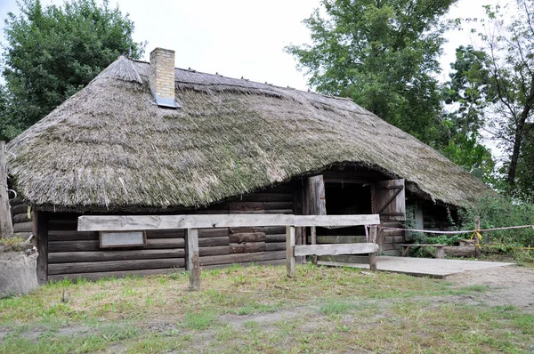 Stora gamla trähus för hästar med halmtak. — Stockfoto