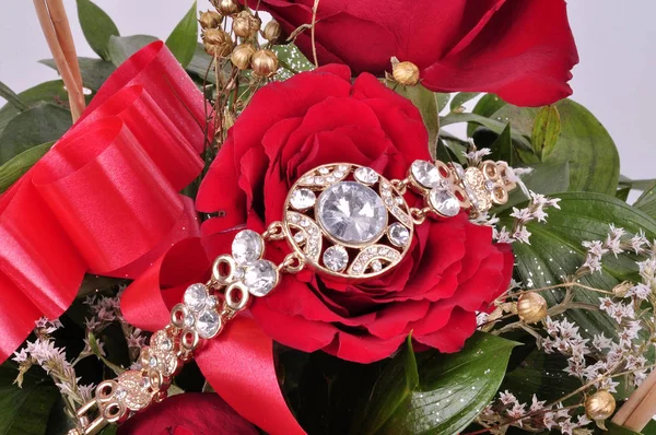 Hermosa pulsera de oro en un brote de una rosa roja. — Foto de Stock