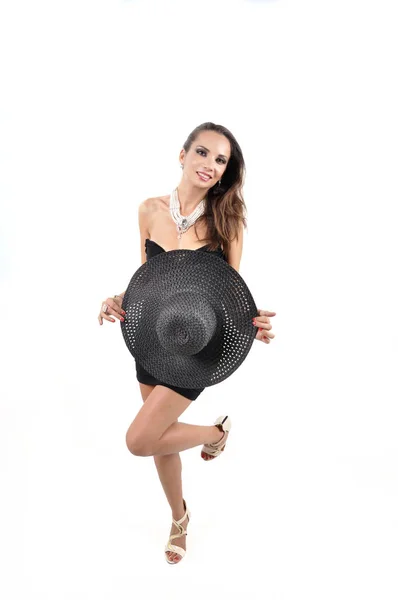 Atractiva mujer con vestido negro, sombrero y perlas . —  Fotos de Stock
