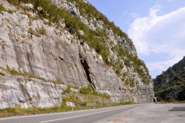 Güzel bir yolculuk boyunca Karadağ yollardaki kayalar arasında 