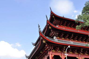 Çin tarzı Tapınağı çatı mavi gökyüzü arka plan