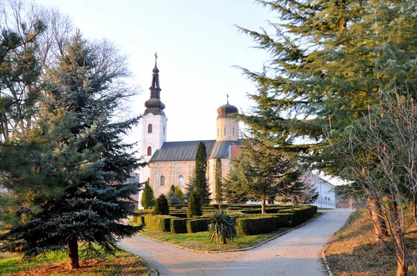 SISATOVAC - mosteiro e igreja em Fruska Gora - Sérvia do — Fotografia de Stock