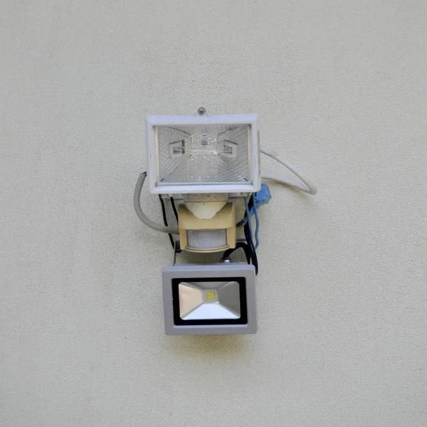 Галогенное освещение с электрическим кабелем с прикрепленной стеной . — стоковое фото