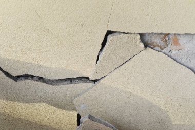çatlaklar ile alçı duvar. Onarım gerektiren bina .closeup