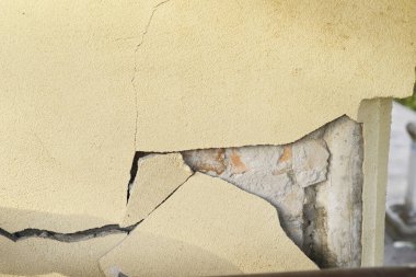 çatlaklar ile alçı duvar. Onarım gerektiren bina .closeup