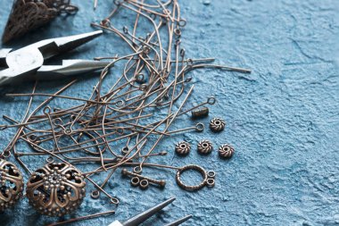 Antika bakır elementlerden bir kolye yapıyorum. Yaratıcı süreç.