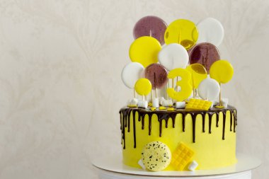 Sarı kremalı ve çikolata damlayan kek..