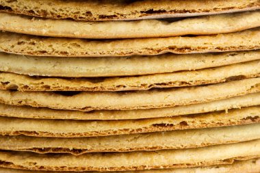 Tabağa istiflenmiş yuvarlak kek katmanları. Evde ballı kek pişiriyorum..