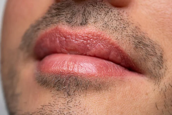 Erkek Nu Lips. Genç adam dudaklarını kapatıyor, erkek makyajı, erkek kılları....