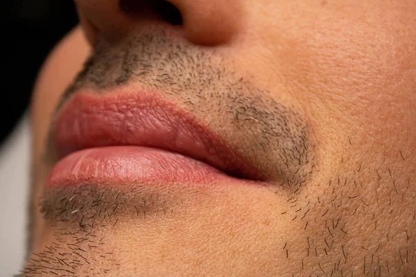 Man Nu Lips. Jonge man close-up lippen, mannelijke permanente make-up, mannen haren. — Stockfoto
