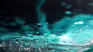 Lav lambasının yakın görüntüsü soyut arkaplan ve desenler için kullanışlı. Mavi pembe lav yana doğru akıyor. 4K 'de yüksek kaliteli video. Görüntü Döngüsel