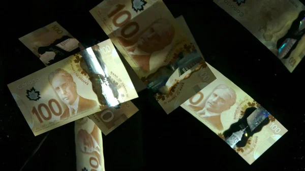 Siyah arka planda uçan Amerikan doları banknotları. Yüksek kalite düşen dolar banknotları