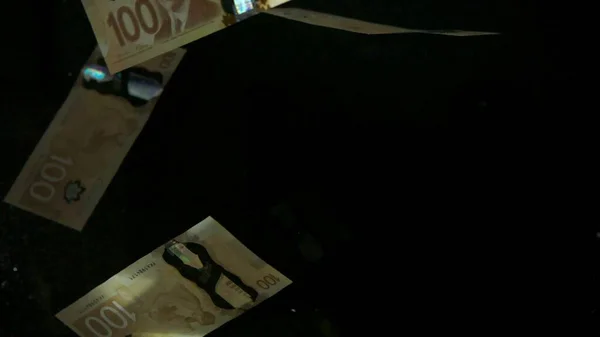 Siyah arka planda uçan Amerikan doları banknotları. Yüksek kalite düşen dolar banknotları