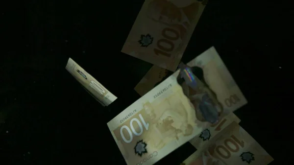 Padající americké kanadské dolarové bankovky na černém pozadí. Kvalitní padající dolarové bankovky — Stock fotografie