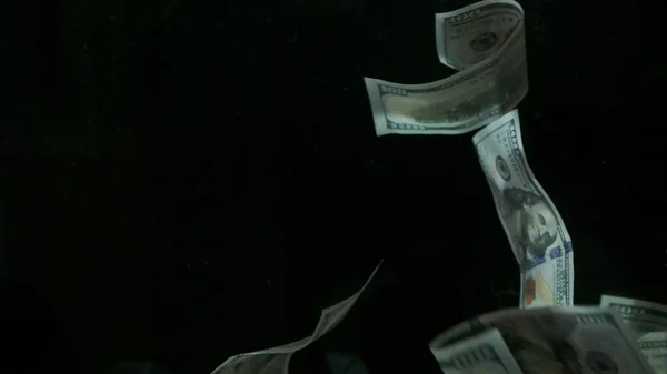 Падіння літаючих американських доларових банкнот на чорному тлі . — стокове фото