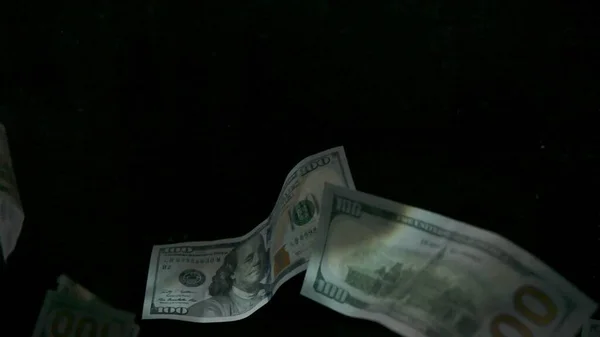 Падіння літаючих американських доларових банкнот на чорному тлі . — стокове фото