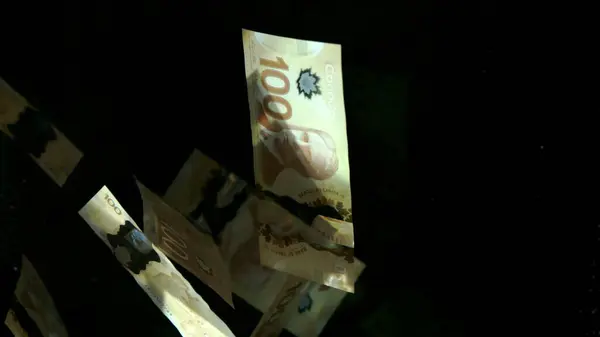 Padající americké kanadské dolarové bankovky na černém pozadí. Kvalitní padající dolarové bankovky — Stock fotografie
