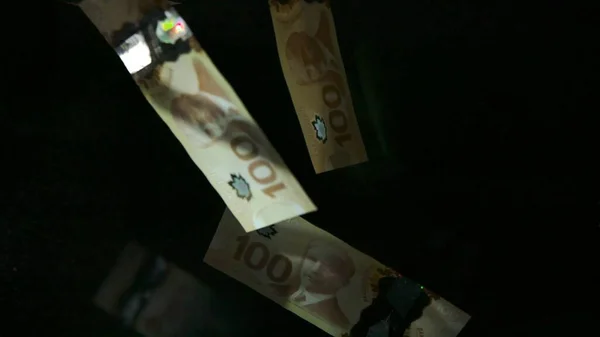 Siyah arka planda uçan Amerikan doları banknotları. Yüksek kalite düşen dolar banknotları