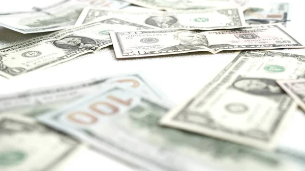 Parlak bir arkaplanda Amerikan doları yatıyor. Yüksek kalite banknotlar.