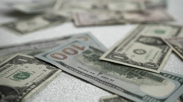 Parlak bir arkaplanda Amerikan doları yatıyor. Yüksek kalite banknotlar.