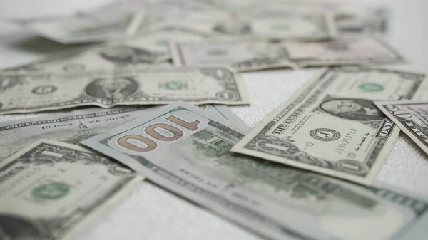 미국 달러는 밝게 빛나는 백 그라운드에 놓여 있다. — 스톡 사진