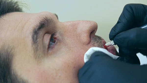 Hoge Kwaliteit Close Van Een Man Liggend Een Bank Tijdens — Stockfoto