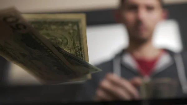 Amerikan doları ve sikkelerini sayan genç bir adamın yüksek kalite yavaş çekim yakın çekimi. ABD parası, mali kriz ve tecrit.