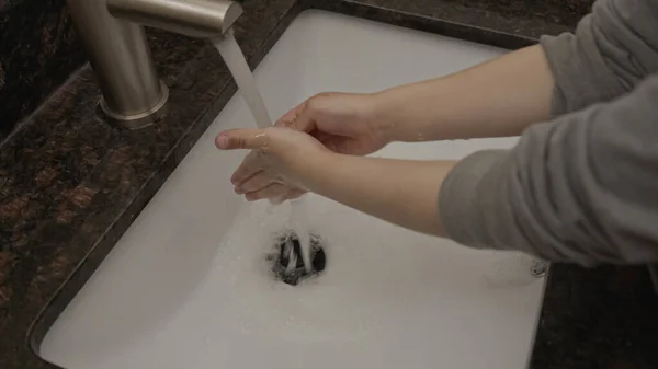 Wysokiej Jakości Zbliżenie Małego Chłopca Myjącego Ręce Powodu Covid19 — Zdjęcie stockowe