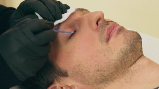 Close Van Cosmetoloog Die Man Voorbereidt Wimper Verlengingsprocedure Hoge Kwaliteit — Stockvideo