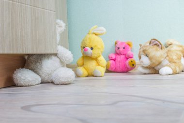 Çocukların oyuncakları kabinin sırasındaki