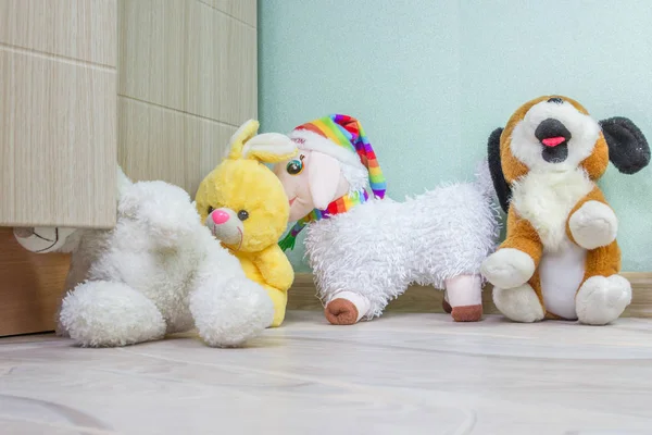 Brinquedos infantis na fila para o armário — Fotografia de Stock