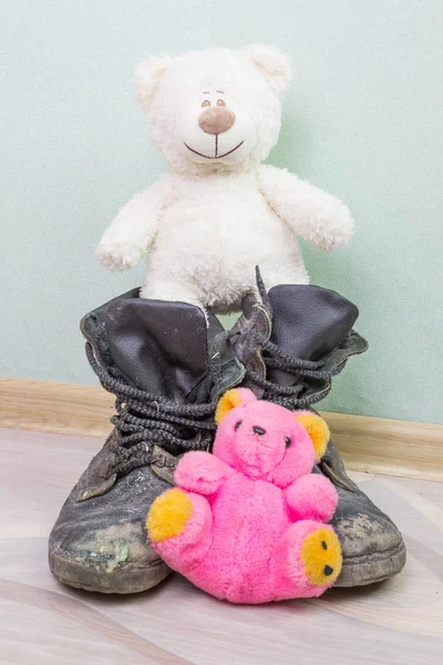 Juguete infantil y viejas botas del ejército . — Foto de Stock