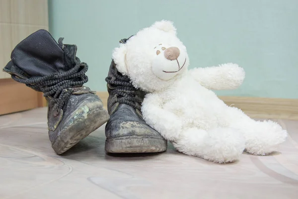 Juguete infantil y viejas botas del ejército . — Foto de Stock