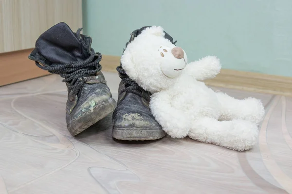 Juguete infantil y viejas botas del ejército . — Foto de Stock