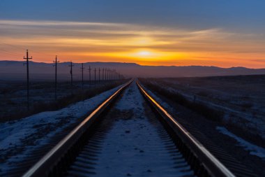 Mesafe içine güneş doğarken basık demiryolu