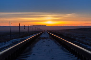 Mesafe içine güneş doğarken basık demiryolu