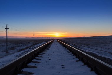 Mesafe içine güneş doğarken basık demiryolu