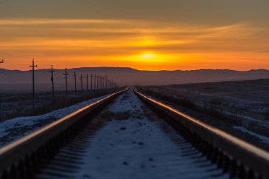 Mesafe içine güneş doğarken basık demiryolu