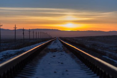 Mesafe içine güneş doğarken basık demiryolu