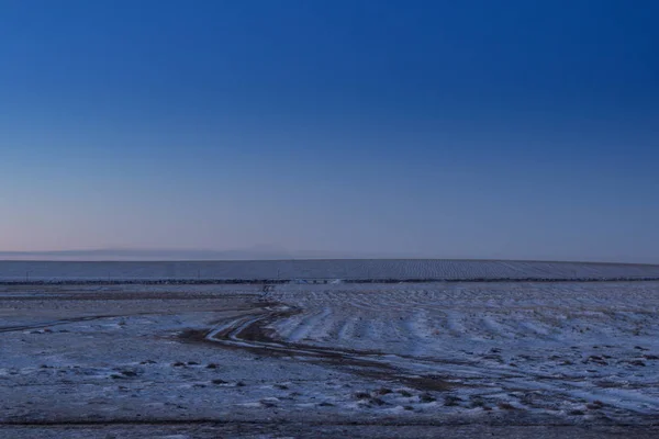 Vinter fält på sunrise landsbygdens landskap — Stockfoto
