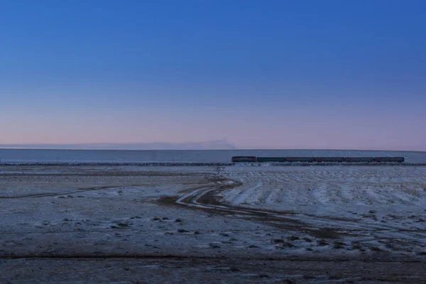 Tren por la mañana al amanecer en invierno — Foto de Stock