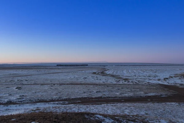 Trainen in de ochtend bij zonsopgang in de winter — Stockfoto