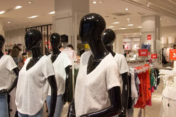 Maniquíes en la tienda, venta de ropa, descuentos en las mercancías Imágenes De Stock Sin Royalties Gratis