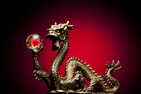 Chinese Dragon and Chrysanthemum Sphere — Stock Photo, Image