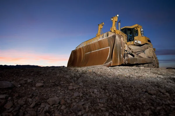 Bulldozer de equipamentos pesados ao pôr do sol Imagem De Stock