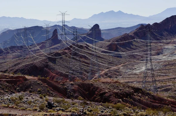 Pylons de energia na área montanhosa — Fotografia de Stock