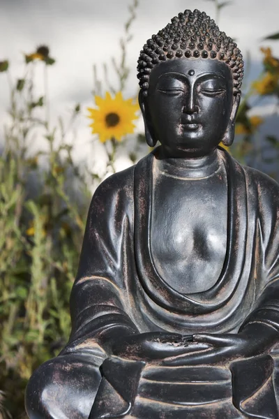 Japanese Buddha and Daisies — Stock Photo, Image